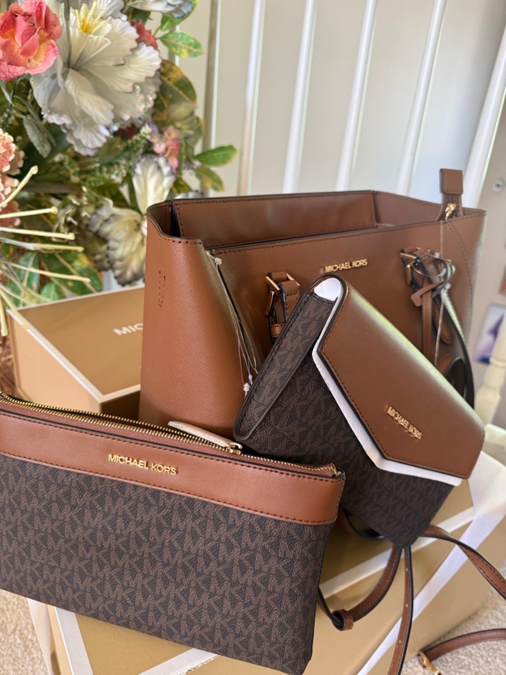 Michael Kors Totes Set Brand New Authentic 14x11
   Pouches 9.5x6
    Wallet 8x5 - Picture 3 of 9
